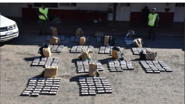 Secuestraron 464 kilos de cocaína y dos fusiles dentro de una camioneta en San Justo